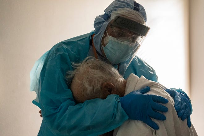 Bác sĩ Joseph Varon, mặc thiết bị bảo hộ, ôm bệnh nhân trong vòng tay của mình tại một bệnh viện ở bang Texas, Mỹ.
