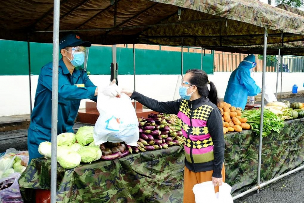 Những gian hàng nghĩa tình mọc lên khắp TP hỗ trợ người dân gặp khó khăn vì COVID-19.