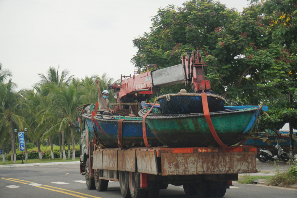 Các phường ven biển hỗ trợ ngư dân đưa ghe, thuyền thúng lên bờ.