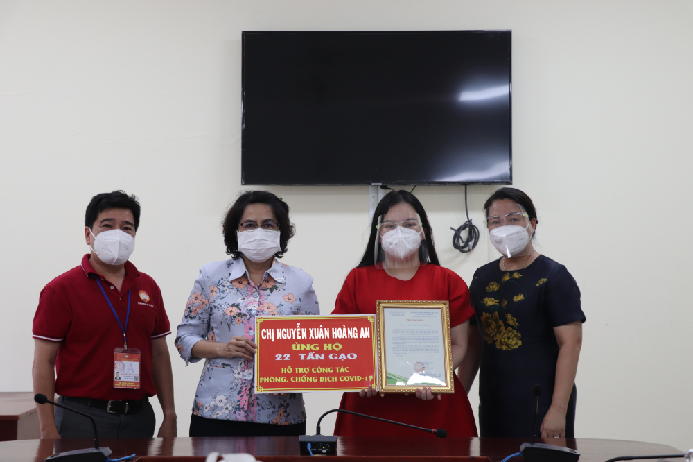 Gia đình bà Nguyễn Xuân An ủng hộ 22 tấn gạo hỗ trợ lực lượng tham gia công tác phòng, chống dịch và người dân TP gặp khó khăn. Ảnh: Thu Duyên.