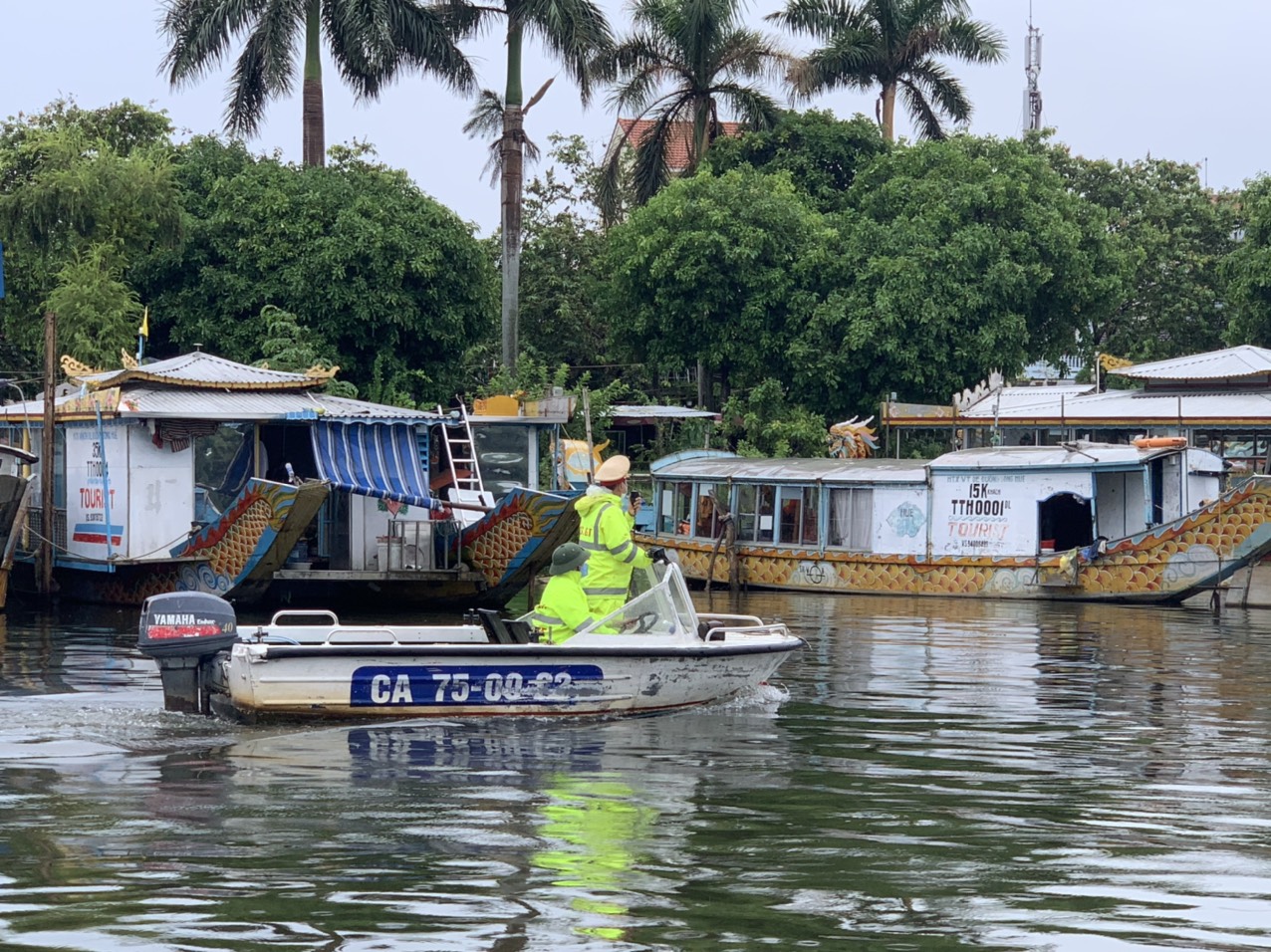 CSGT dùng loa  kêu gọi các thuyền rồng trên sông Hương vào tránh trú bão an toàn