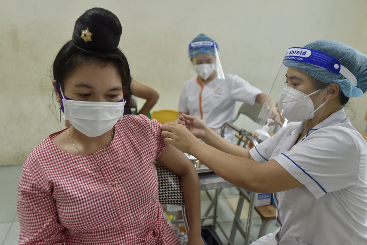 Chị Vàng Thị Mun (dân tộc Thái, Sơn La) chia sẻ: Tôi thấy vui khi được tiêm vắc xin đợt này. Toàn bộ chúng tôi được chủ đầu tư thông báo lịch tiêm nên hôm nay chỉ phải đến tiêm.