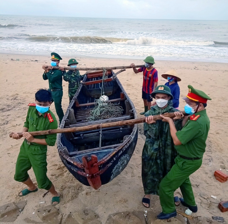 Lực lượng vũ trang Quảng Bình giúp người dân đưa thuyền lên bờ tránh bão