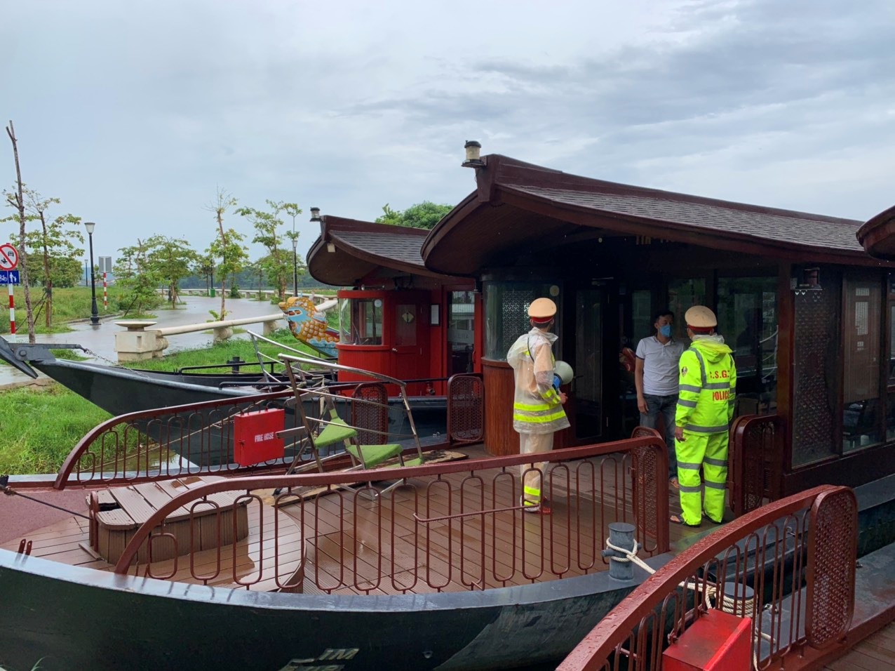 Hiện tại đã có 200 chủ thuyền rồng trên sông Hương chấp hành đúng quy định đã vào điểm đậu an toàn để tránh bão số 5