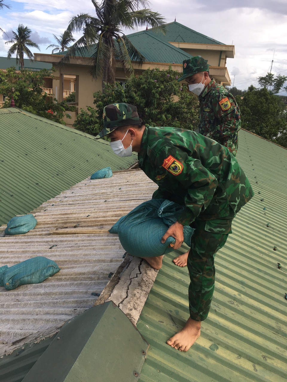 Quân dân huyện đảo Cồn Cỏ, Quảng Trị giằng chống mái tôn trước lúc bão số 5 đổ bộ