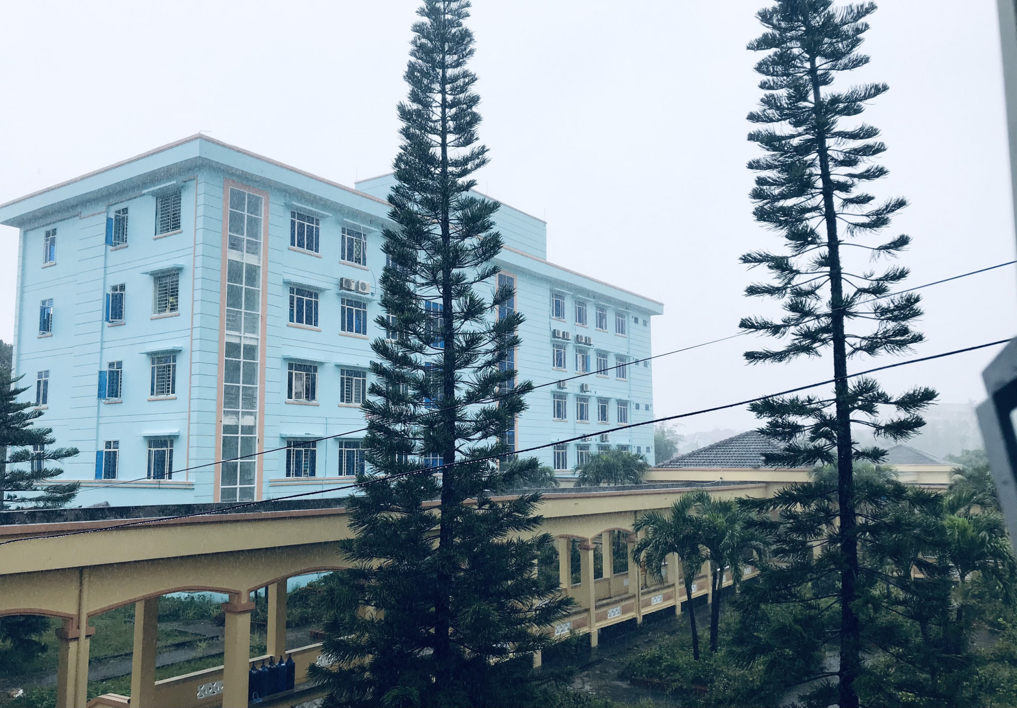 Bệnh viện điều trị bệnh nhân COVID - 19 của tỉnh Quảng Ngãi, cơ sở 1 sẳn sàng đảm bảo an toàn cho bệnh nhân mắc COVID - 19 - ảnh Thanh Vạn