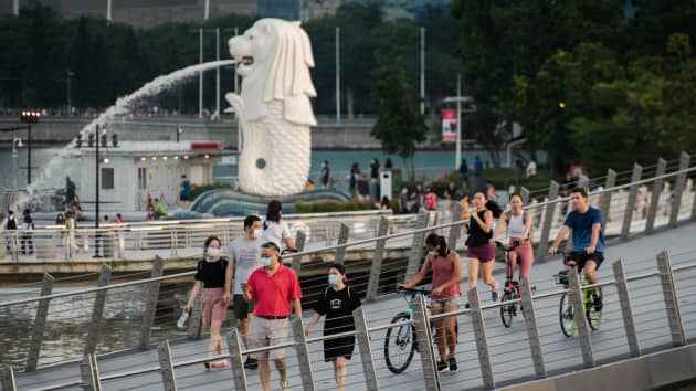 Người dân đi dạo và tập thể dục tại Marina Bay vào tháng 5/2021