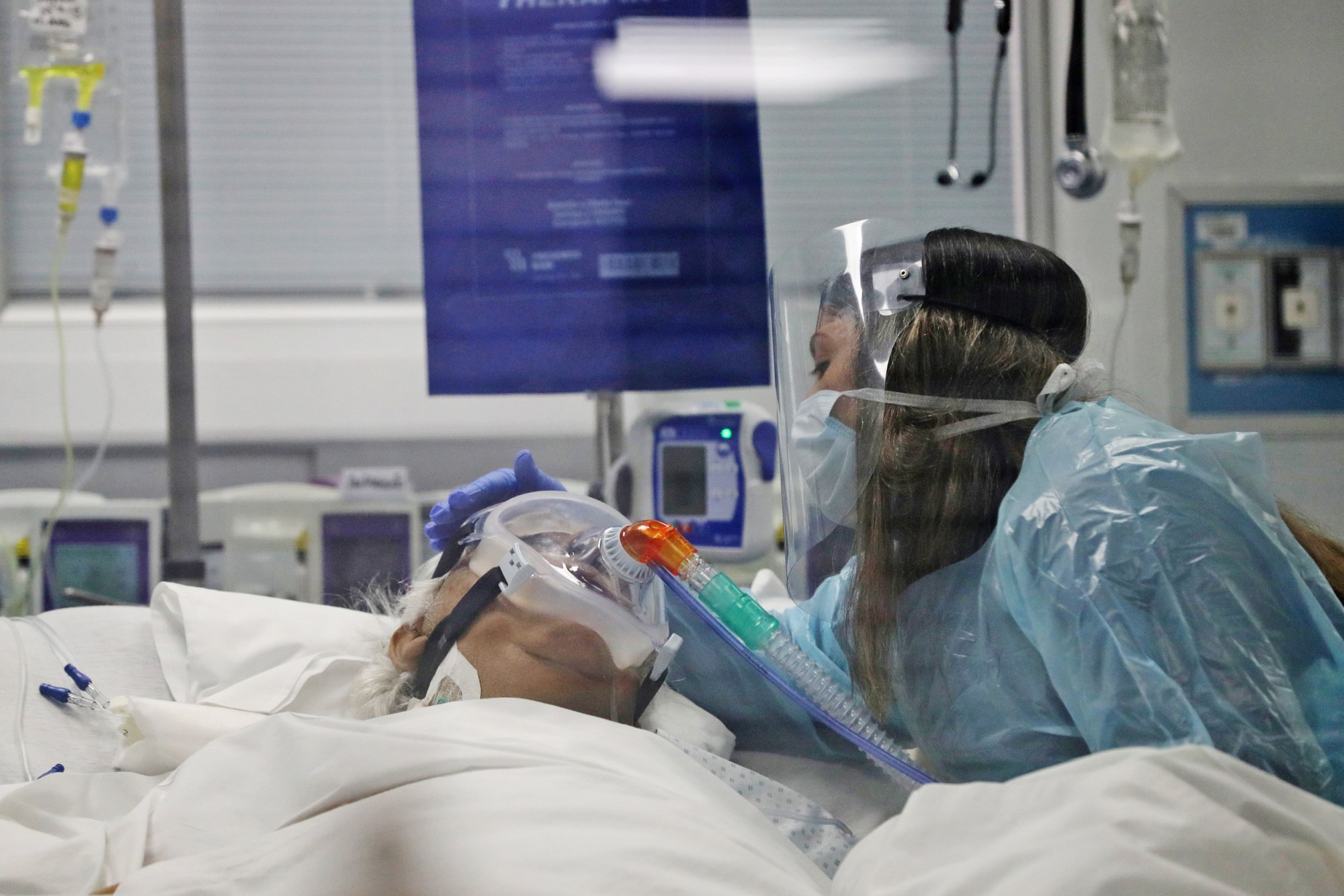 Một người họ hàng ở cùng bệnh nhân coronavirus 76 tuổi Jaime trong buổi chào tạm biệt cuối cùng, tại phòng chăm sóc đặc biệt (ICU) thuộc bệnh viện Đại học Chile ở Santiago vào ngày 18/6/2020.