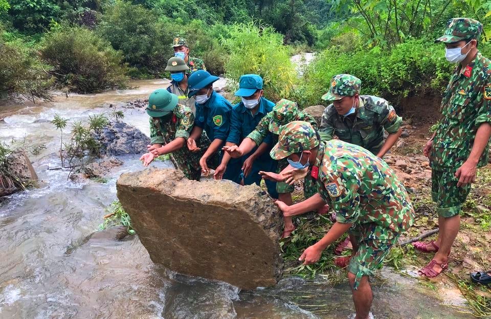 Nỗ lực cứu chữa tuyến đường đang bị sạt lở ở xã Hướng Lập huyện Hướng Hóa Quảng Trị