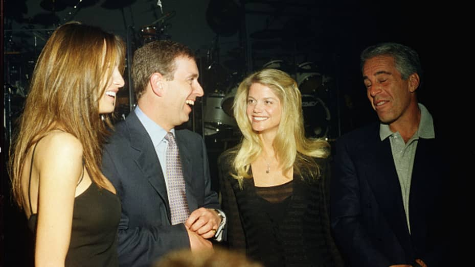 Cựu đệ nhất phu nhân Melania Trump, Hoàng tử Andrew, Gwendolyn Beck và Jeffrey Epstein trong một bữa tiệc tại câu lạc bộ Mar-a-Lago ở Palm Beach, Florida, ngày 12/2/2000 - Ảnh: CNBC/Getty Images