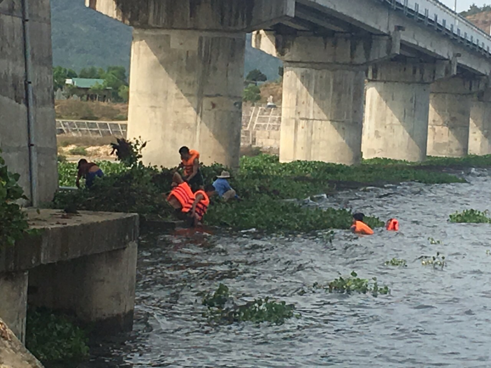 Công nhân của Xí nghiệp thủy lợi V (Công ty TNHH Khai thác công trình thủy lợi Bình Định) nạo vét, khơi thông dòng chảy trước mùa mưa bão.