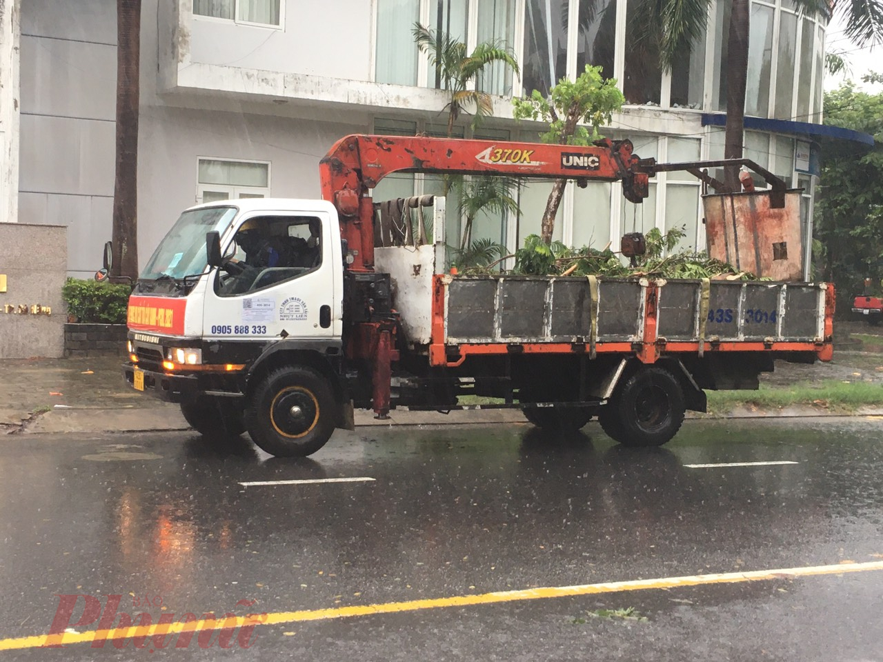 Xe phục vụ cắt tỉa cây xanh hoạt động hết công suất trước khi bão đổ bộ - Ảnh: Phan Đình Phước.