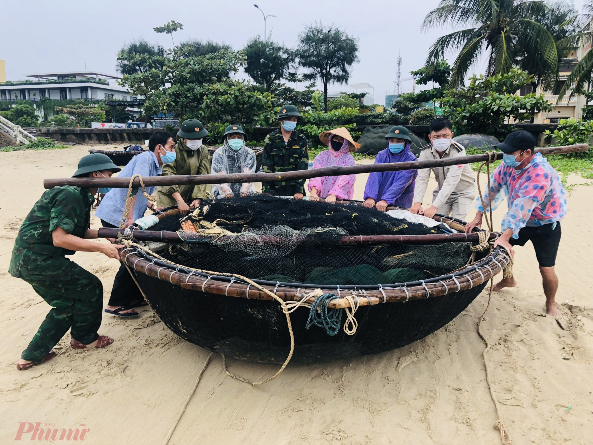 Biên phòng Đà Nẵng tăng cường đưa ghe thuyền của ngư dân lên bờ