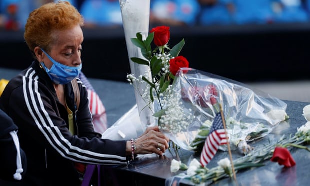 Một phụ nữ đặt hoa lên trên tên các nạn nhân được khắc tại Đài tưởng niệm 11/9 nhân kỷ niệm 20 năm vụ tấn công khủng bố ở Manhattan, thành phố New York.