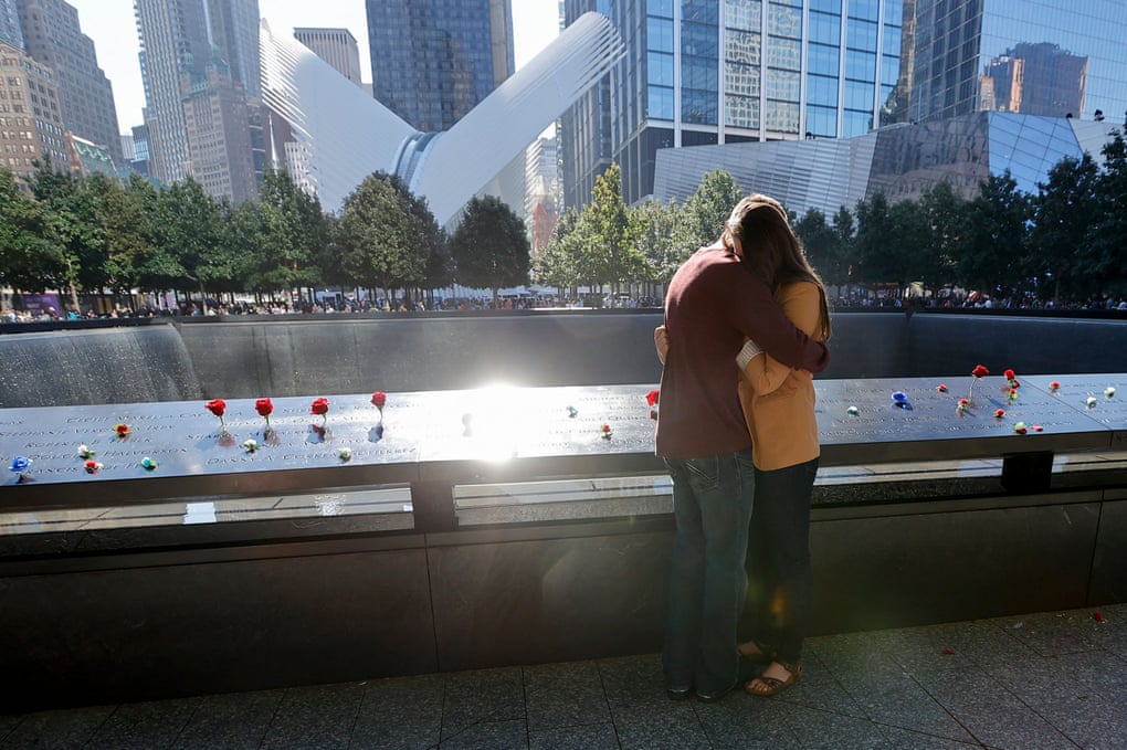 Mọi người thương tiếc tại Đài tưởng niệm 11/9 nhân kỷ niệm 20 năm vụ tấn công 11/9, ở Manhattan, New York.