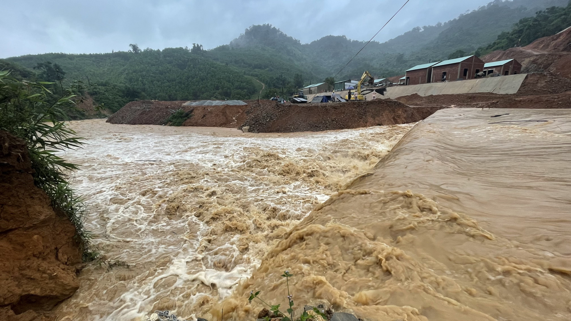 Mưa lớn kéo dài, nhiều thôn ở huyện Phước Sơn đã bị cô lập cục bộ