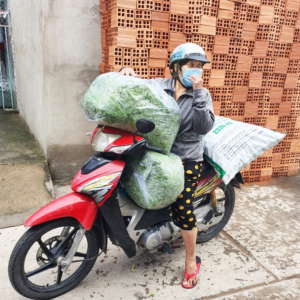 Bà Ngô Thị Thu Tâm trong một lần chở rau, thực phẩm đến hỗ trợ người ở trọ gặp khó khăn