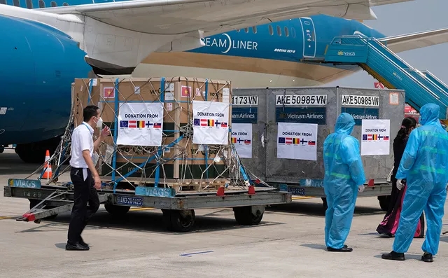 Lô vắc xin COVID-19 cùng các thiết bị y tế được vận chuyển về đến Sân bay Quốc tế Nội Bài 