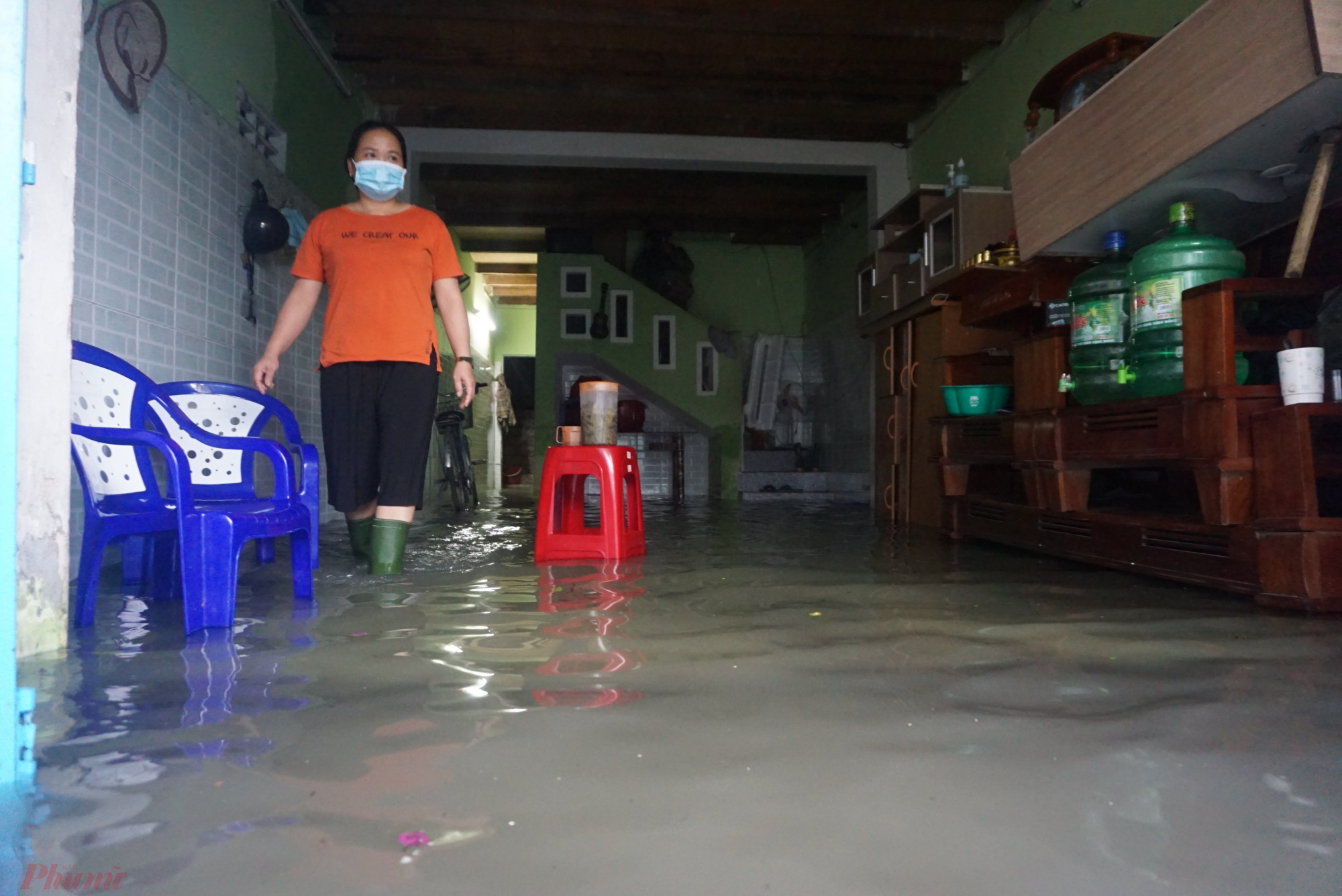 Bà Dương Thị Xanh (SN 1968, trú tổ 26) cho biết nhà bà bị ngập sâu hơn 1m trong ngày 11/9. Đến sáng nay thì nước rút bớt còn khoảng nửa mét.