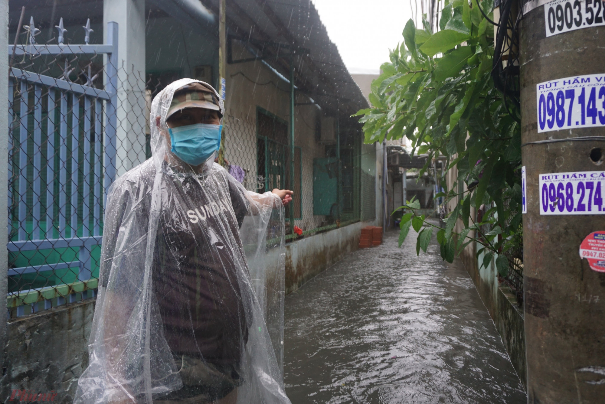 Trong khi đó ông Võ Văn Trinh (người dân tổ 27) cho biết khu vực Khe Cạn thường xuyên đối mặt với cảnh mưa ngập đã hơn 10 năm nay.