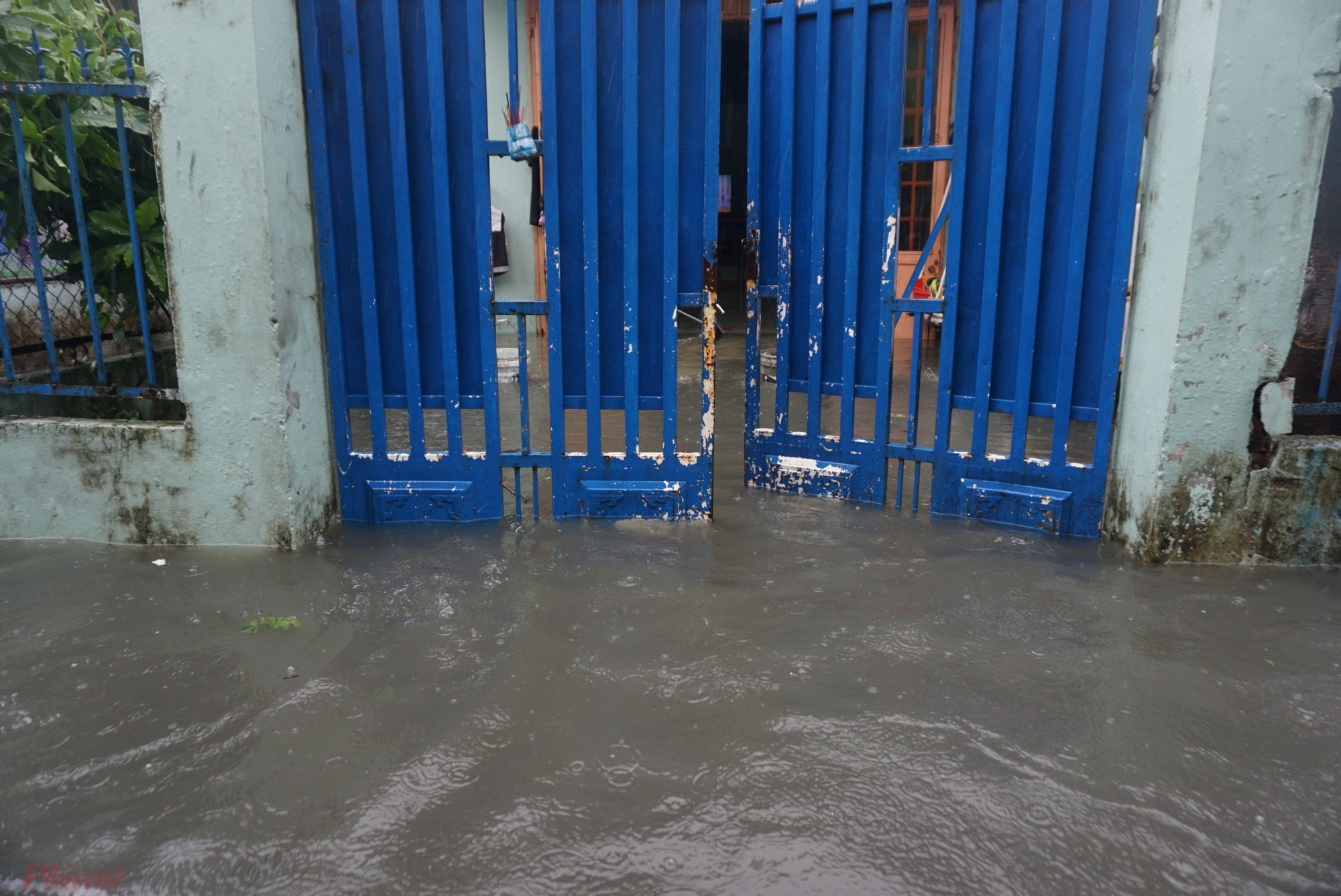 Ông Huỳnh Tấn Đức, tổ trưởng tổ 26, cho biết tổ có hơn 70 hộ dân nhưng có đến 37 hộ bị ngập nước, nhiều nhà ngập sâu.