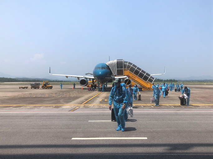Chuyến bay VN5413 đã hạ cánh tại sân bay Vân Đồn lúc 11g23 và chuyến bay VN5415 hạ cánh lúc 12g27.