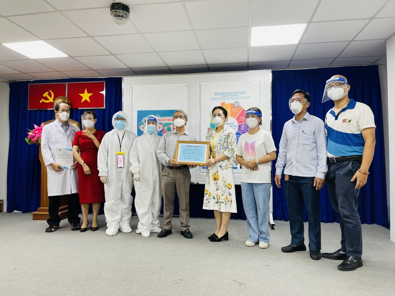 Đại diện các cơ quan báo chí tại TPHCM gửi lời cám ơn chân thành đến tập thể y bác sĩ BV Nguyễn Tri Phương - nơi đảm nhận nhiệm vụ tiêm vắc xin cho các cơ quan báo chí. 