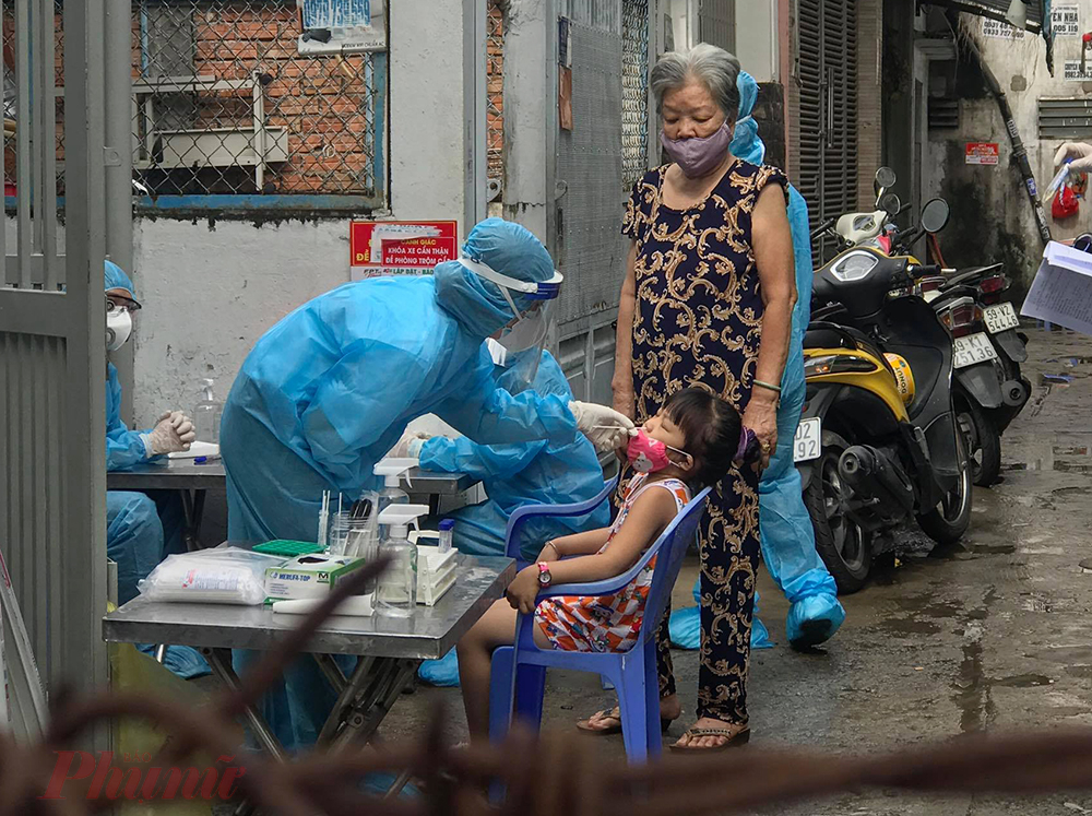 Một em bé ở vùng nguy cơ tại Gò Vấp được lấy mẫu xét nghiệm SARS-CoV-2