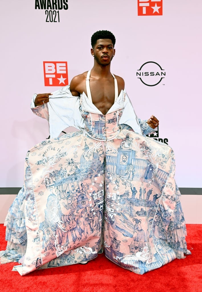Tham dự sự kiện BET Awards vào tháng 6 vừa qua, nam ca sĩ cũng gây chú ý khi diện bộ váy phồng, xẻ ngực táo bạo của Andrea Grossi - nhà thiết kế đến từ nước Ý. Trang phục mang những hoạ tiết in từ 