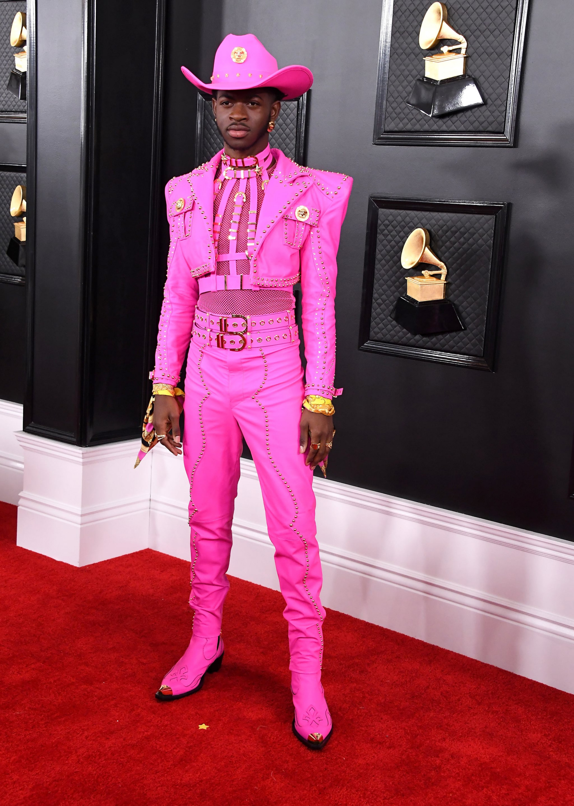 Nhắc đến gu thời trang độc lạ của Lil Nas X không thể quên đi bộ trang phục màu hồng neon anh từng diện trên thảm đỏ Grammy 2020. 