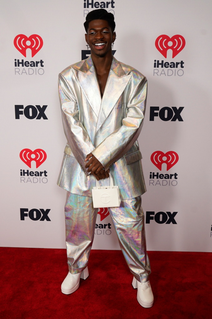Chủ nhân bản hit Old town road diện vest rộng ánh bạc, đi giày cao gót, mang túi nữ tính trong lễ trao giải iHeartRadio Music Awards vào tháng 5 vừa qua. 