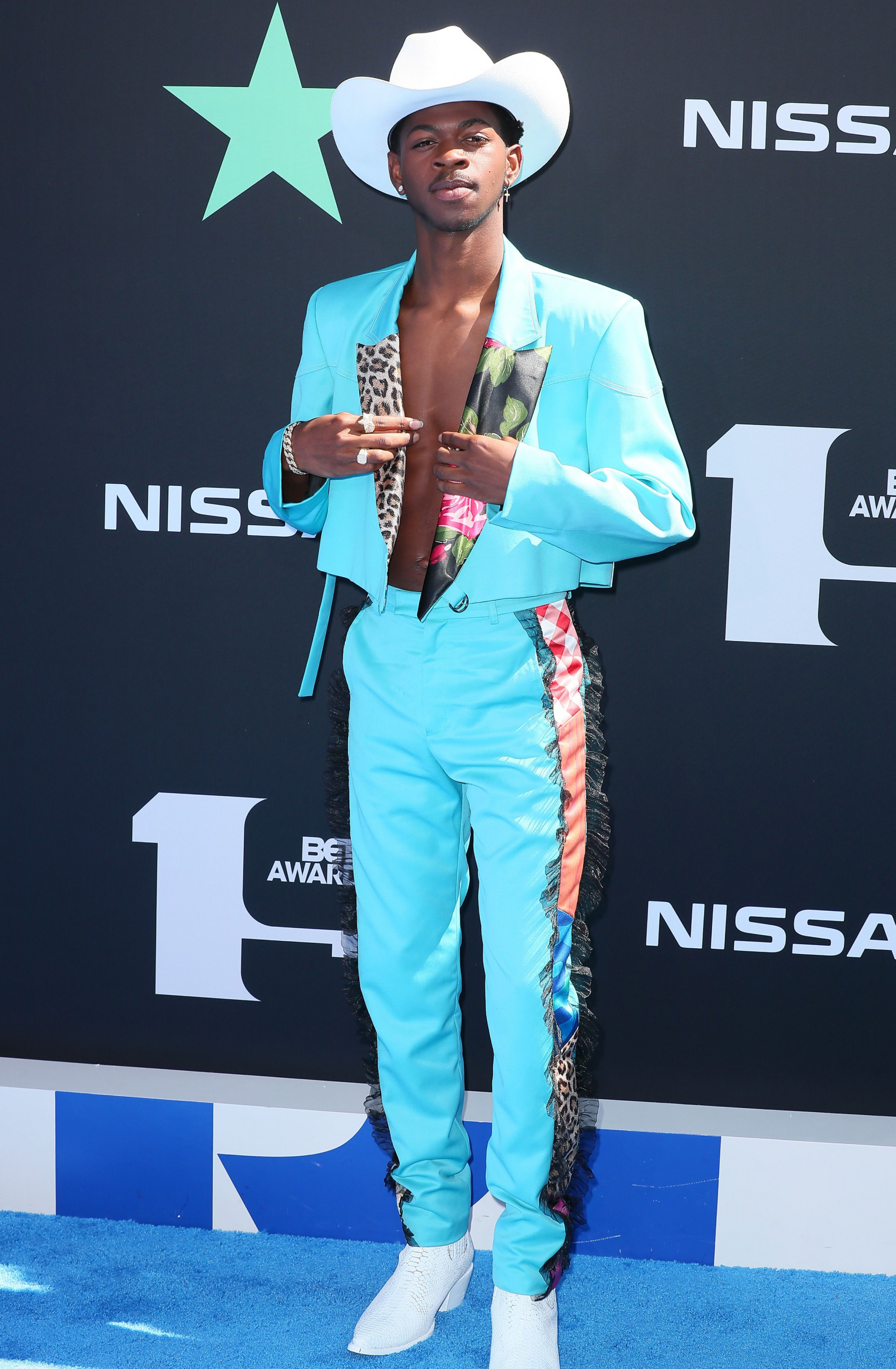 Nhờ thân hình thon gọn, săn chắc, Lil Nas X thường diện áo hở eo, khoe ngực. Anh thường xuất hiện với trang phục có màu sắc rất nổi bật.