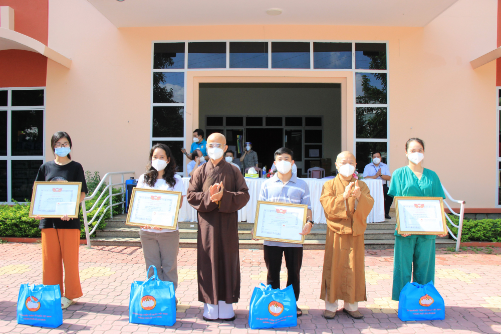 Các tình nguyện viên tôn giáo nhận Bằng khen của Ủy ban MTTQ Việt Nam TPHCM khi hoàn thành 1 tháng phục vụ tình nguyện. Nhiều tình nguyện viên đã đăng ký thêm thời gian phục vụ, tiếp tục hỗ trợ các y bác sĩ ở tuyến đầu.
