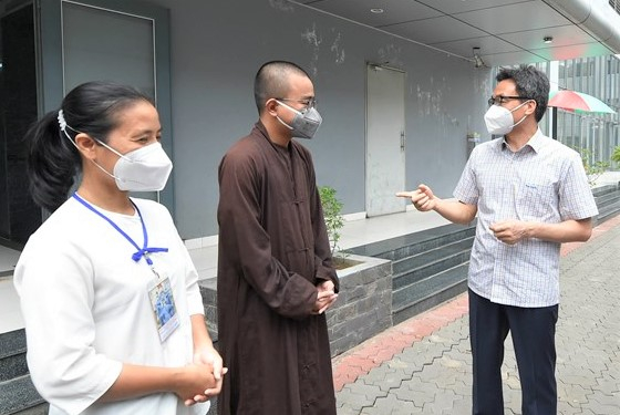 Phó Thủ tướng Vũ Đức Đam thăm các tình nguyện viên tôn giáo phục vụ tại Bệnh viện dã chiến số 10