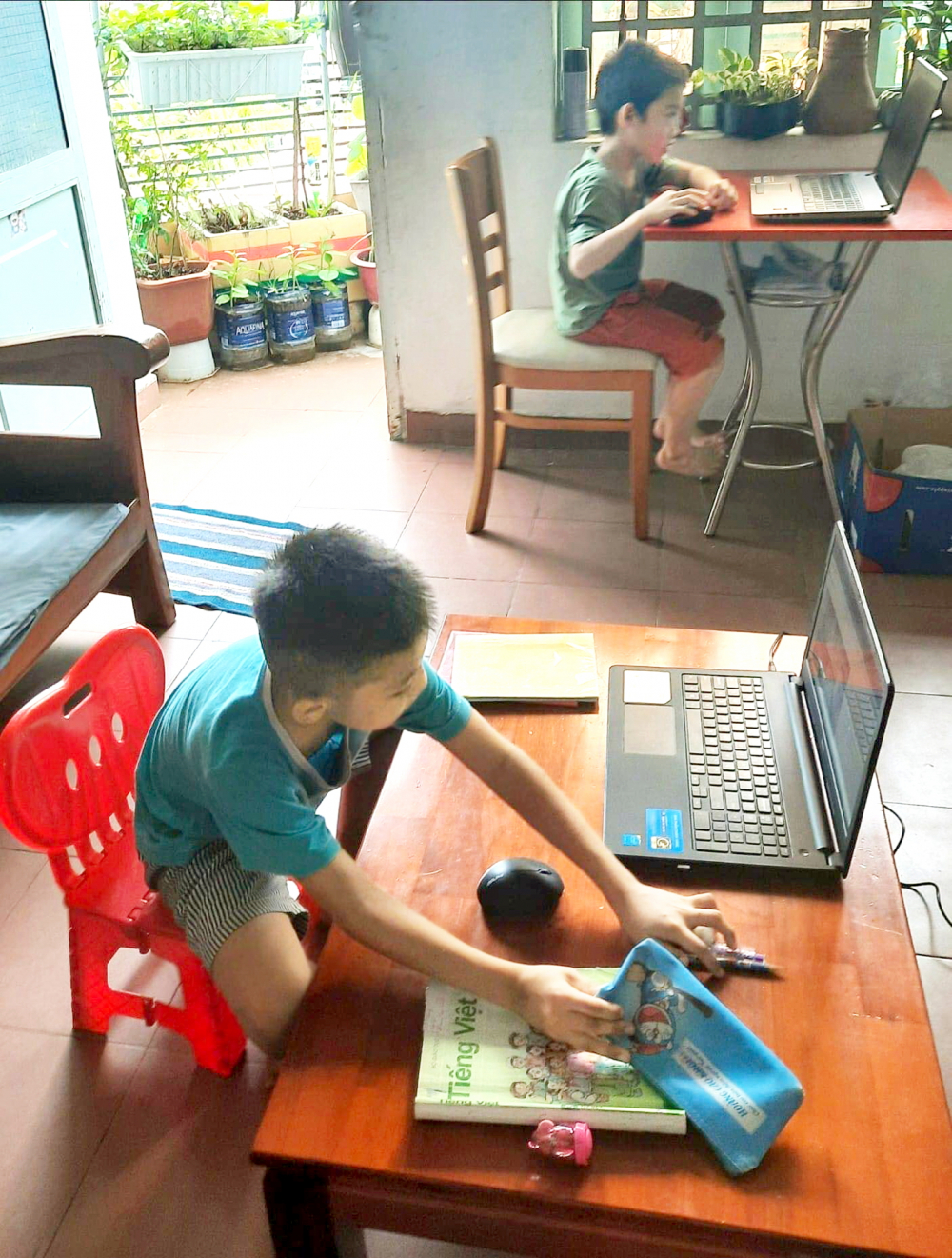 Trẻ tiểu học học online thường chưa tự lập- Ảnh: Đoàn Kim Ngọc