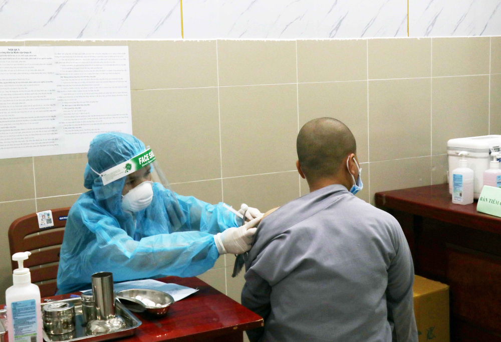Tình nguyện viên tôn giáo được tiêm ngừa trước khi tham gia làm nhiệm vụ tại các bệnh viện điều trị COVID-19.