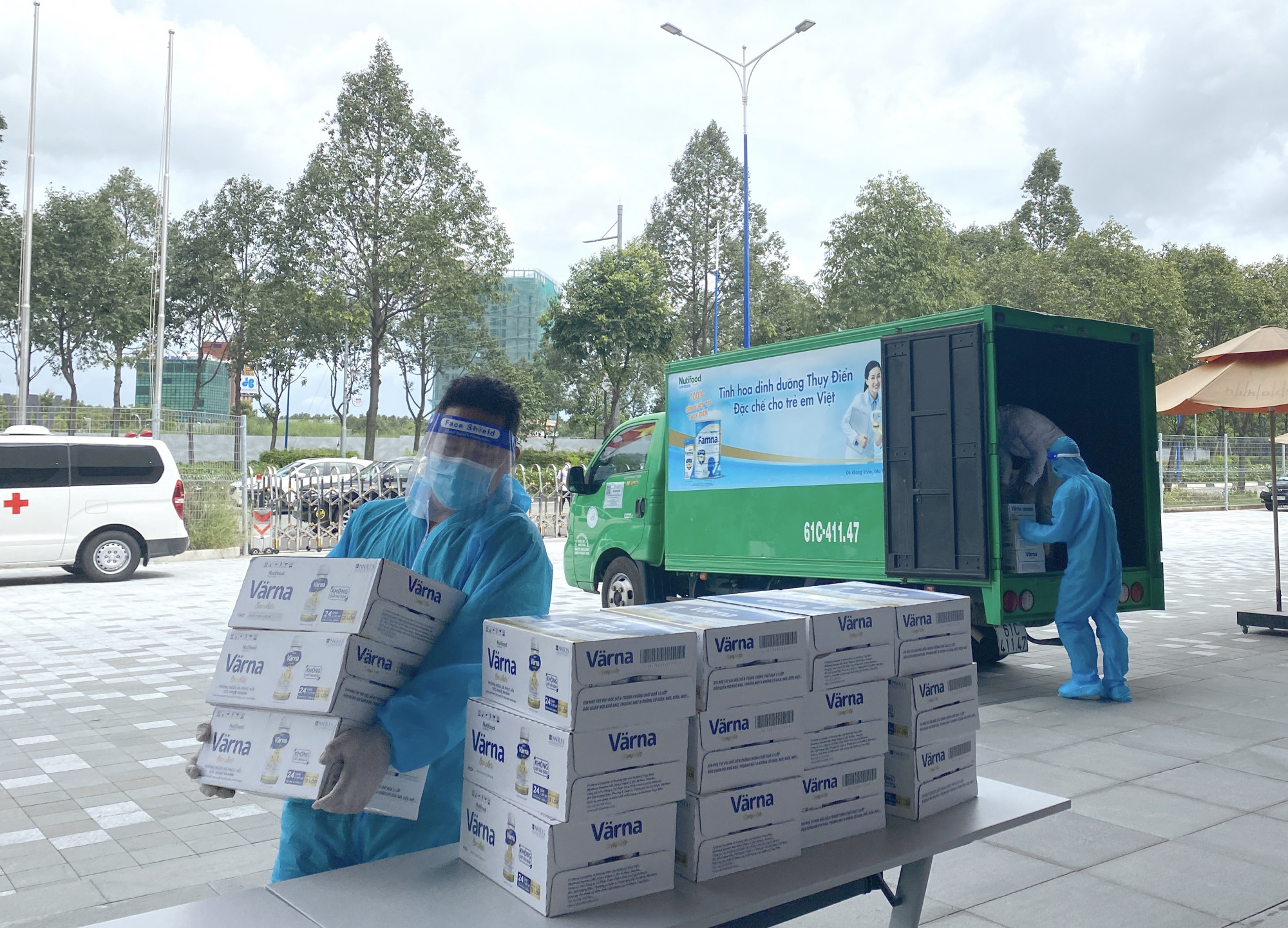 Hàng ngàn chai sữa Värna được trao tặng nhằm giúp các y, bác sĩ và bệnh nhân tăng cường sức khỏe tại 10 bệnh viện, trung tâm y tế tỉnh Bình Dương - Ảnh: Nutifood