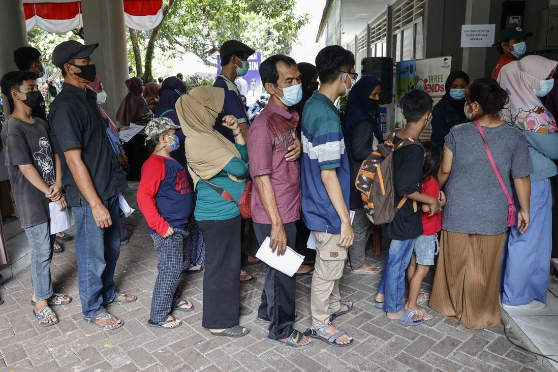 Người dân Indonesia xếp hàng tiêm vắc xin COVID-19. Nền kinh tế lớn nhất của khu vực tập trung vào cuộc chơi dài hơi trong việc đối phó với đại dịch. (Ảnh: EPA-EFE)
