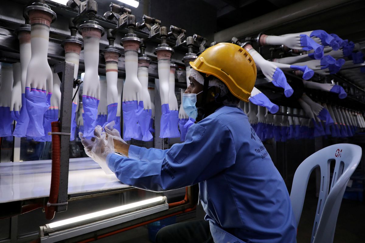 Công nhân sản xuất thiết bị bảo hộ tại một nhà máy ở Malaysia