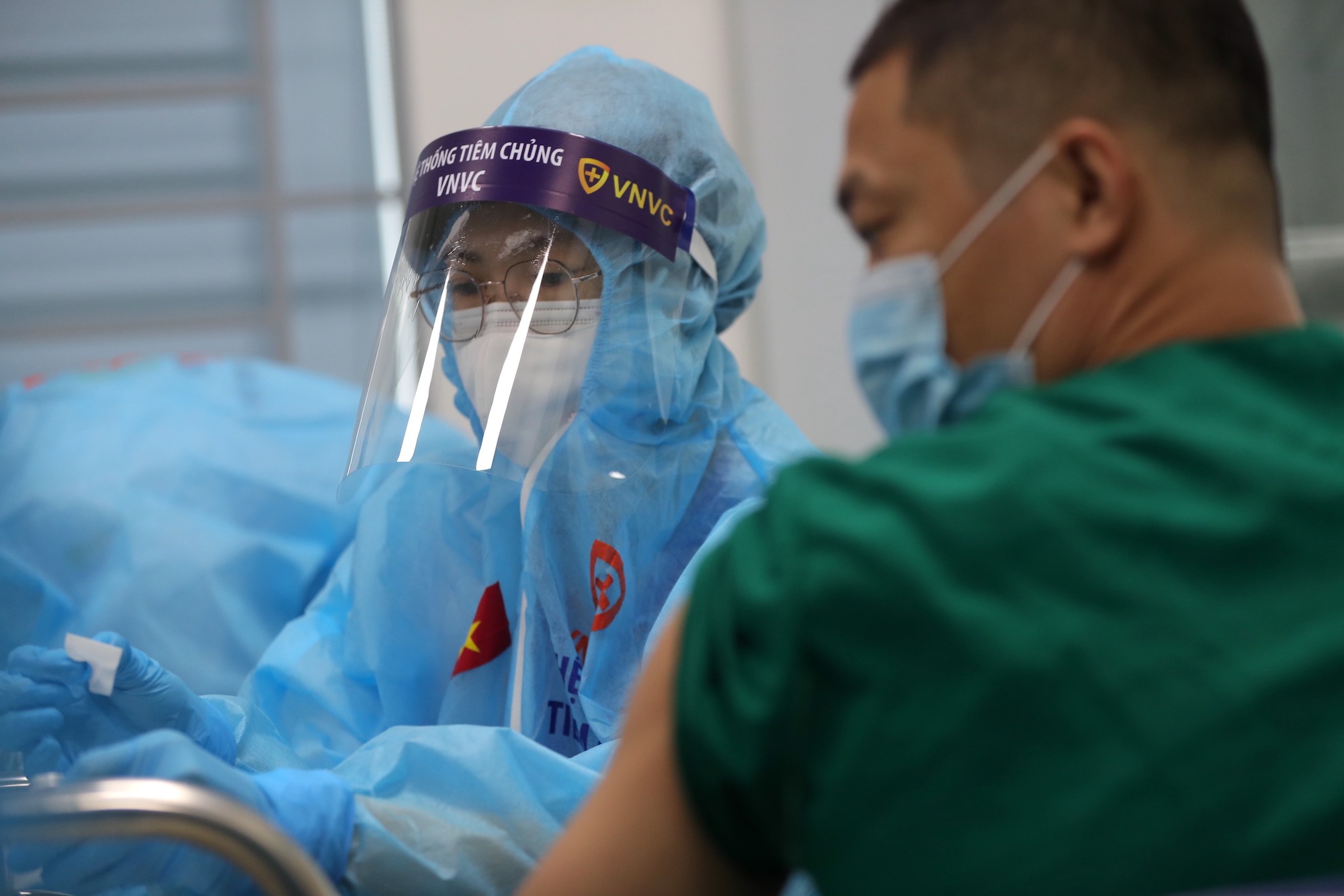 Tiêm vắc xin AstraZeneca cho nhân viên y tế Bệnh viện Bệnh Nhiệt đới Trung ương