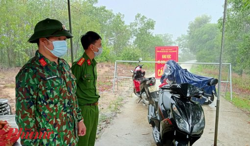 Một trong những chốt Y tế được lập tại xã Phong Hòa nơi đang thực hiện chỉ thị 16 của Thủ tướng Chính phủ