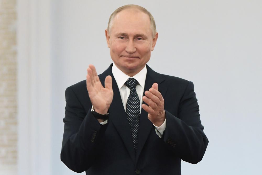 Tổng thống Nga Vladimir Putin vỗ tay trong lễ trao giải cho các vận động viên đoạt huy chương của Ủy ban Olympic Nga tại Thế vận hội Mùa hè Tokyo 2020, hôm 11/9