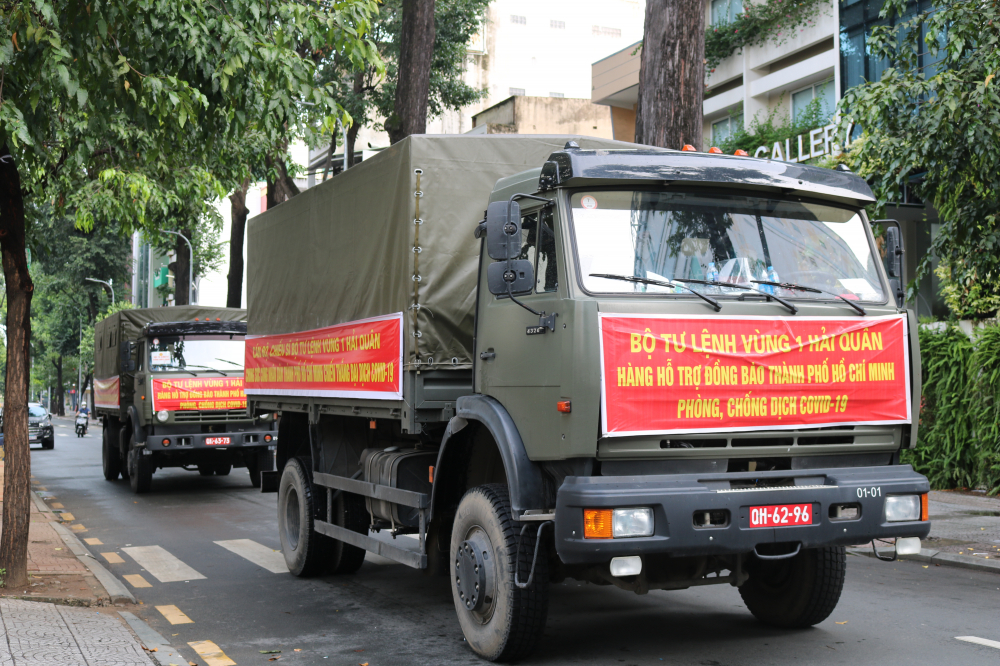 Số gạo từ đóng góp của cán bộ, chiến sĩ Bộ Tư lệnh Vùng 1 Hải quân đã vượt hơn 2.000 km đường bộ đến với nhân dân TPHCM.