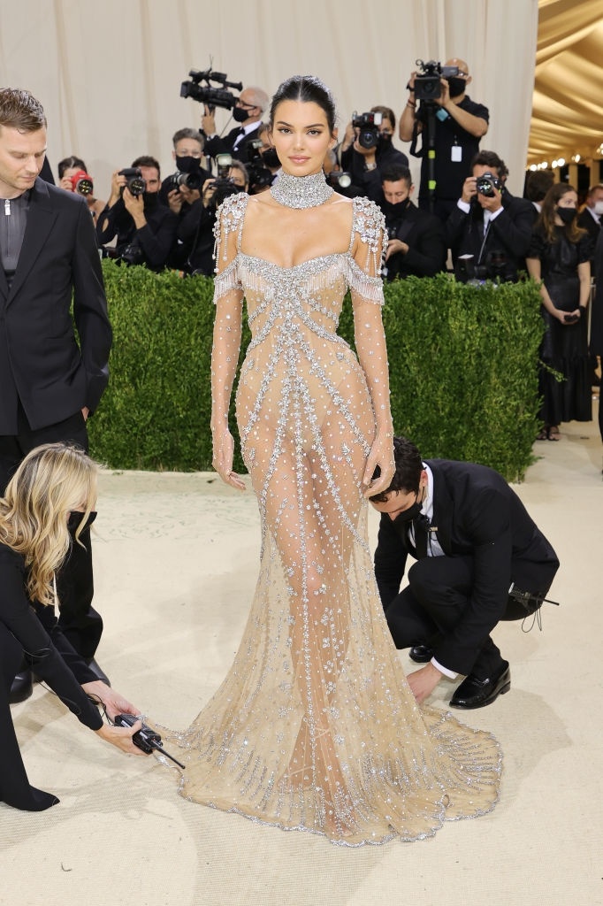 Kendall Jenner khoe vóc dáng nữ thần trong bộ váy xuyên thấu, đính đá tỉ mỉ của nhà mốt Givenchy