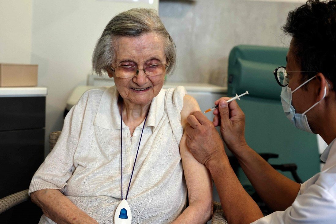 Một bệnh nhân lớn tuổi được tiêm nhắc lại vắc-xin Pfizer-BioNTech Covid-19 ở Paris hôm thứ Hai