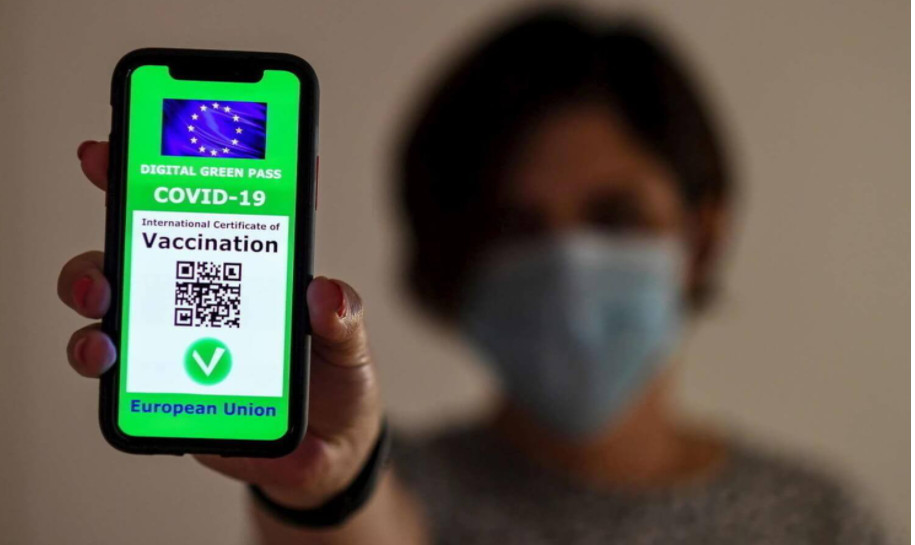 Từ tháng 7, Liên minh châu Âu (EU) đã bắt đầu triển khai chứng chỉ COVID kỹ thuật số được áp dụng tại toàn bộ 27 quốc gia thành viên cùng Thụy Sĩ, Iceland, Na Uy và Liechtenstein. Chứng chỉ này hoạt động như thẻ COVID cho công dân, là bằng chứng cho thấy người dân đã tiêm chủng COVID-19 hoặc gần đây đã nhận được xét nghiệm âm tính hoặc hồi phục sau khi nhiễm trong vòng 6 tháng. Chứng chỉ bao gồm các thông tin như tên công dân, ngày sinh và thông tin liên quan về tình trạng vắc xin. Các công dân có thể sử dụng ứng dụng di động cung cấp chứng chỉ COVID kỹ thuật số thông qua mã QR. Về nguyên tắc, chủ sở hữu chứng chỉ này sẽ được miễn trừ các hạn chế đi lại xuyên biên giới trên toàn EU mà không cần phải trải qua thời gian kiểm dịch.