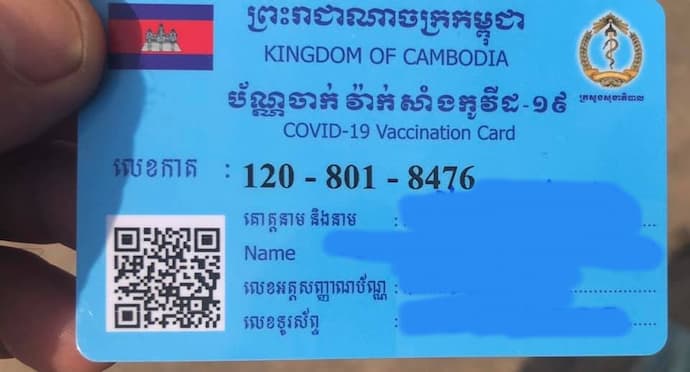 Campuchia đã cấp chứng nhận tiêm chủng cho người dân dưới dạng thẻ nhựa cứng, bằng tiếng Khmer và tiếng Anh, được sản xuất tại Viện Khoa học Y tế. Thẻ tiêm chủng bao gồm họ tên, số điện thoại, số hộ chiếu hoặc chứng minh thư, tên vắc xin và thời gian tiêm cũng như mã QR được in trên thẻ để cơ quan chức năng có thể dễ dàng kiểm tra lịch sử đi lại của người dân.