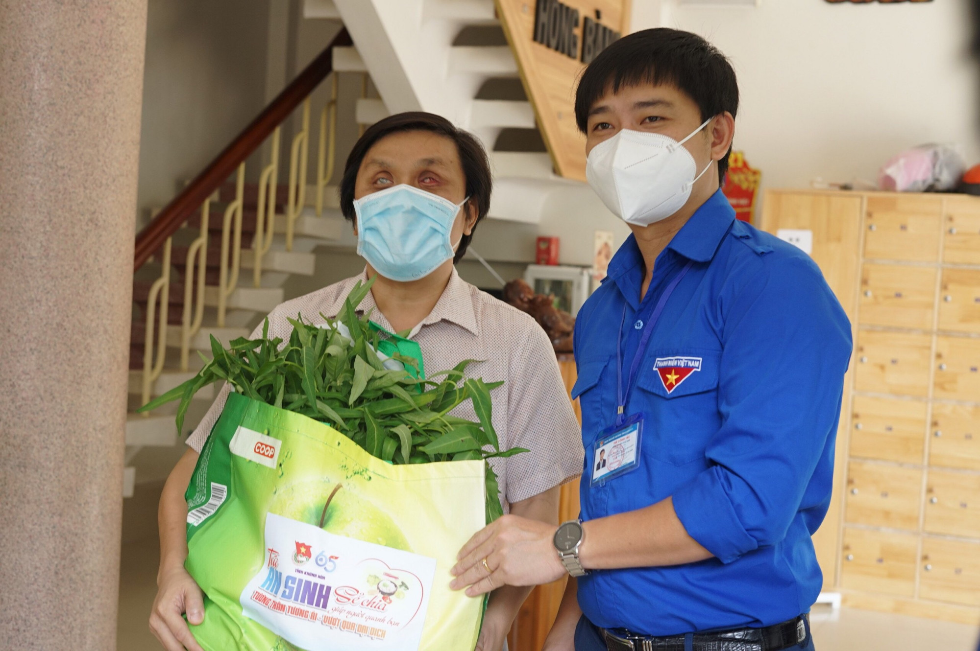 Anh Bùi Hoài Nam - Bí thư Tỉnh đoàn Khánh Hòa (bên phải) trao quà cho những người khiếm thị gặp khó khăn trên địa bàn TP. Nha Trang