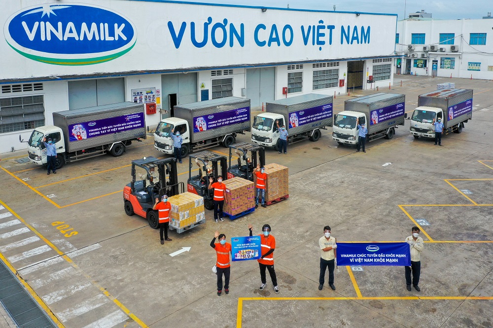 Mặc dù gặp khó khăn trong bối cảnh siết chặt quy định giãn cách, Vinamilk vẫn cố gắng thực hiện liên tục các hoạt động hỗ trợ sản phẩm cho tuyến đầu, cộng đồng - Ảnh: Vinamilk