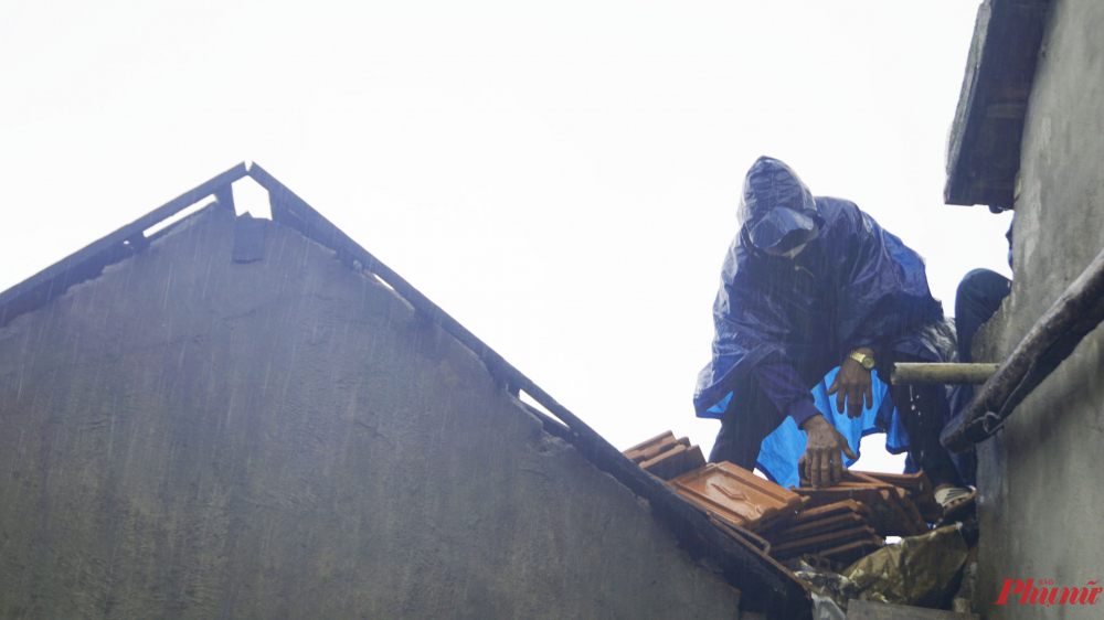 Lợp lại mái nhà ở huyện Trà Bồng bị tốc mái do bão số 5